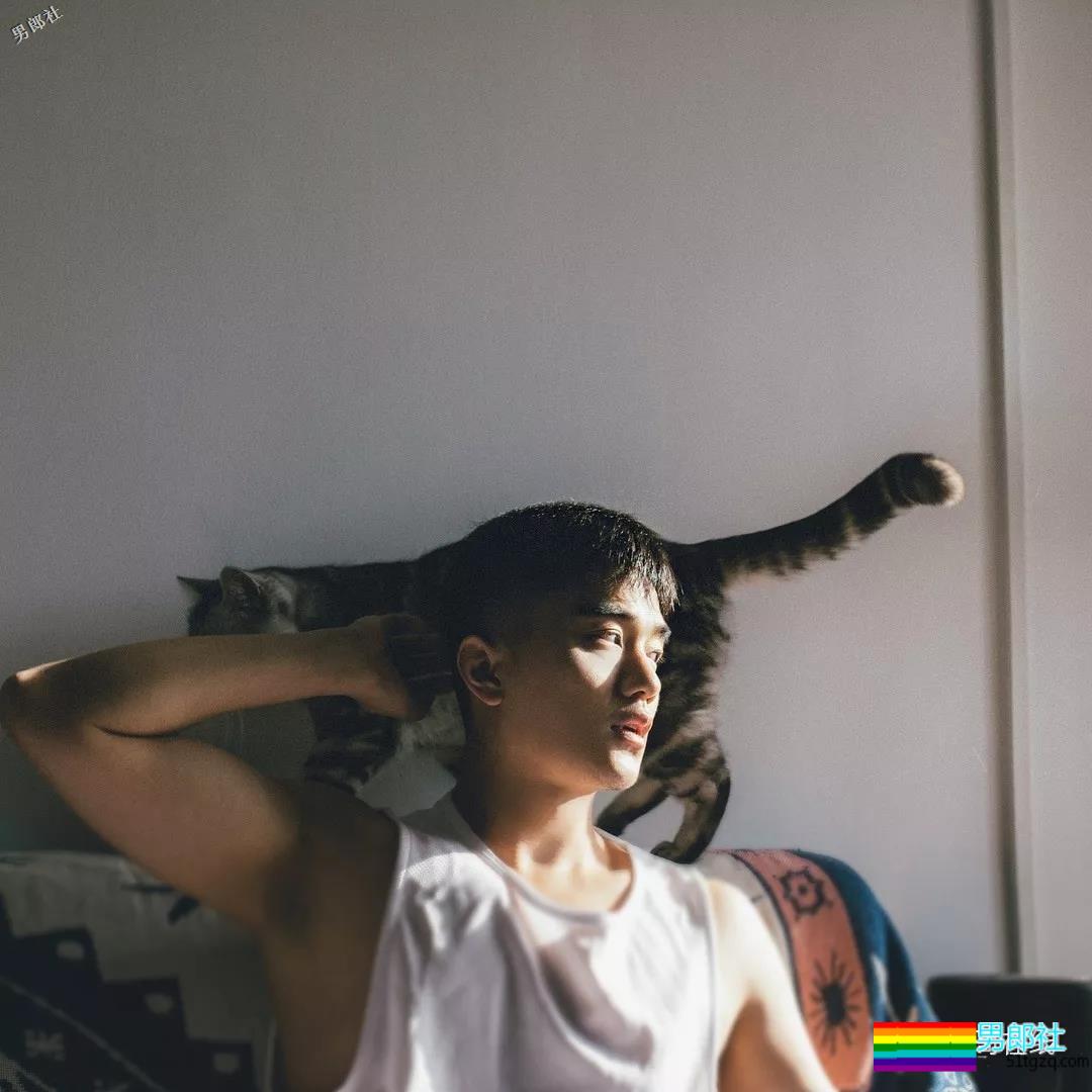 帅气体育生因名媛温泉合照走红！憨萌直小狼狗，长腿趬臀超吸睛！ - 51虹马