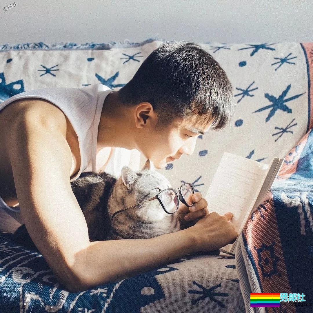 帅气体育生因名媛温泉合照走红！憨萌直小狼狗，长腿趬臀超吸睛！ - 51虹马