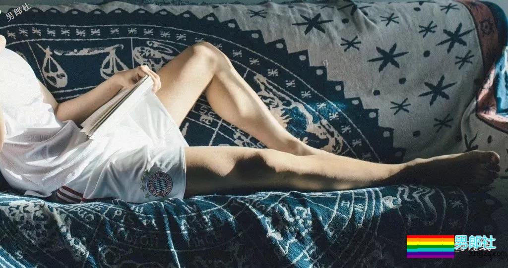 帅气体育生因名媛温泉合照走红！憨萌直小狼狗，长腿趬臀超吸睛！ - 51虹马