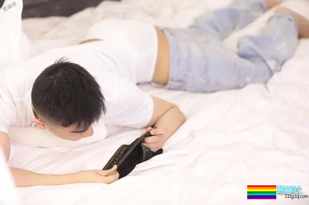 帅气体育生因名媛温泉合照走红！憨萌直小狼狗，长腿趬臀超吸睛！ - 51虹马