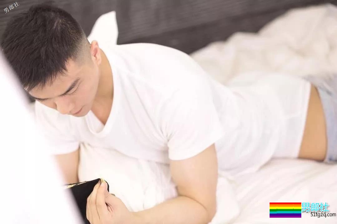 帅气体育生因名媛温泉合照走红！憨萌直小狼狗，长腿趬臀超吸睛！ - 51虹马