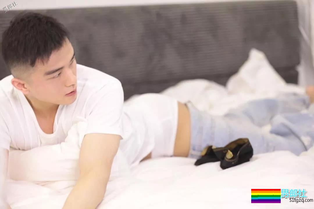 帅气体育生因名媛温泉合照走红！憨萌直小狼狗，长腿趬臀超吸睛！ - 51虹马