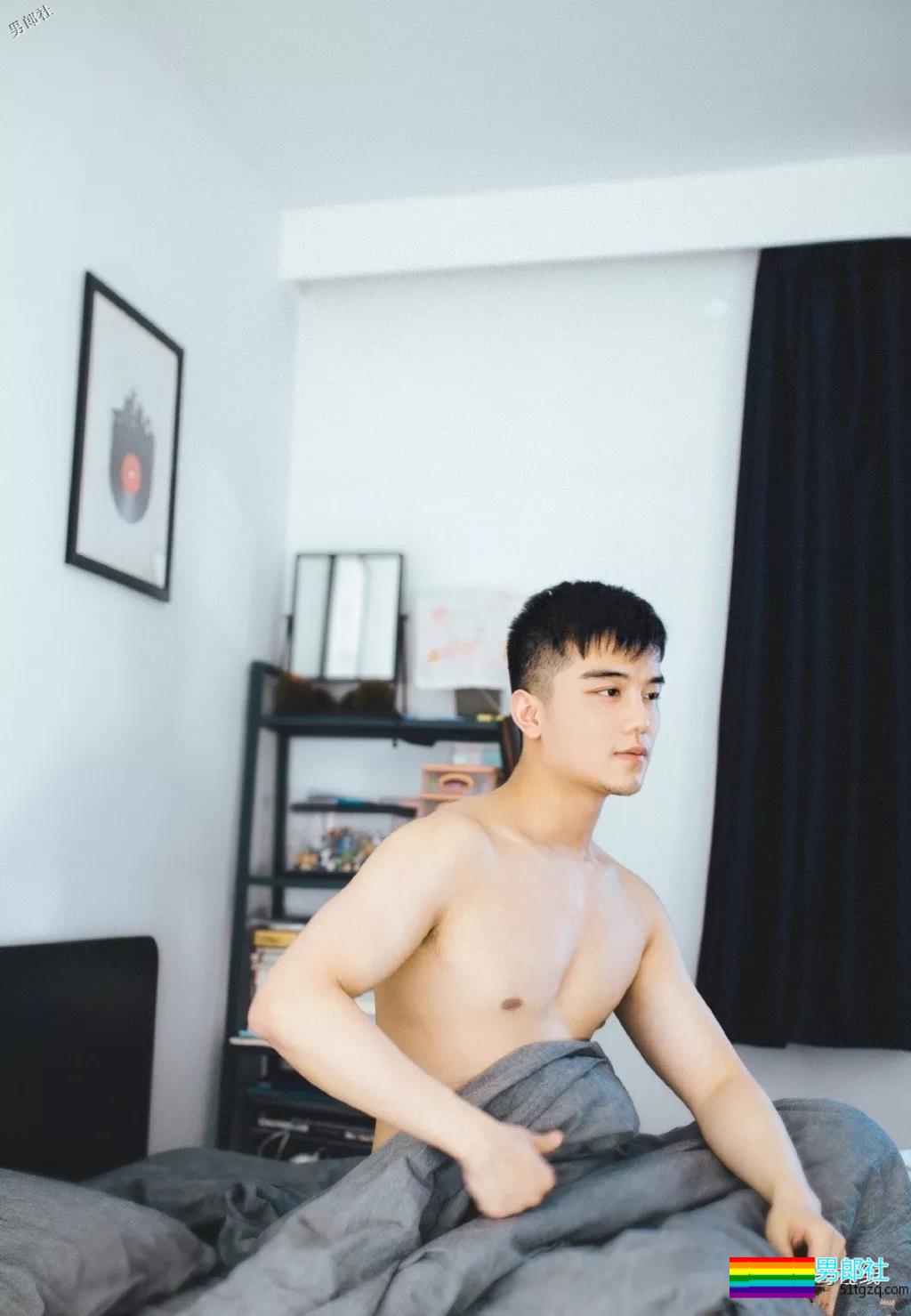 帅气体育生因名媛温泉合照走红！憨萌直小狼狗，长腿趬臀超吸睛！ - 51虹马