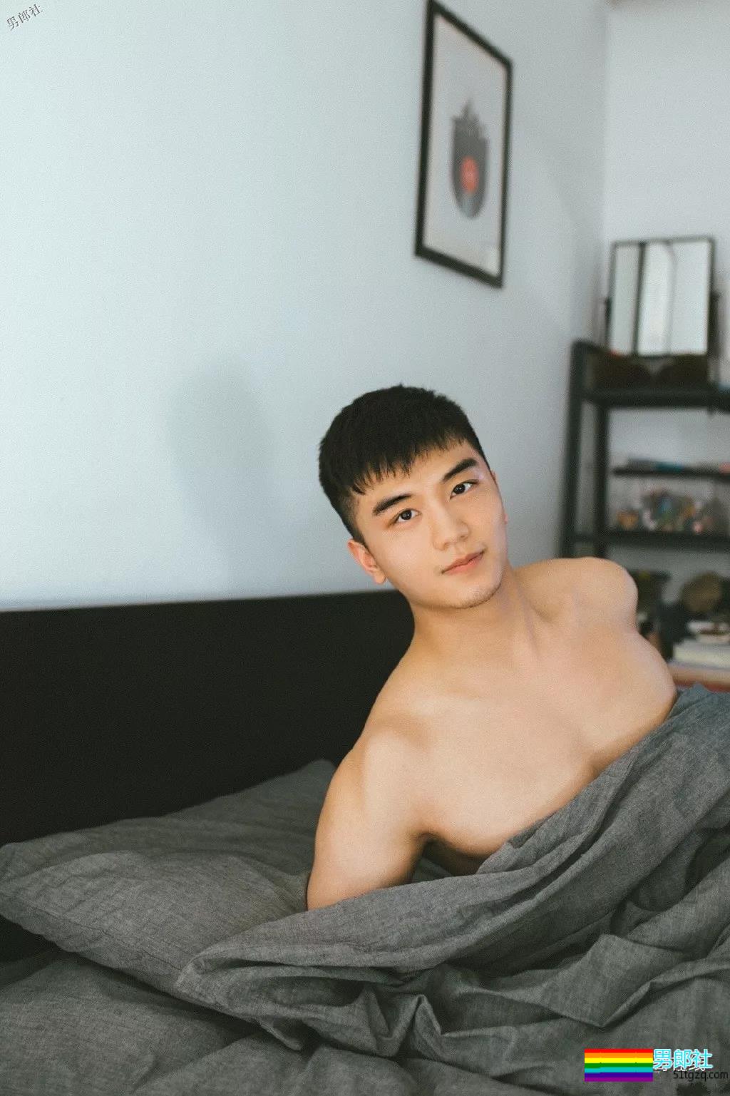 帅气体育生因名媛温泉合照走红！憨萌直小狼狗，长腿趬臀超吸睛！ - 51虹马