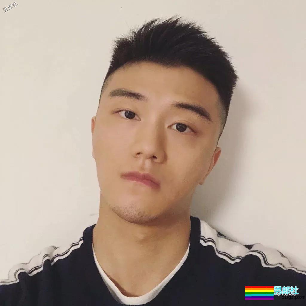 帅气体育生因名媛温泉合照走红！憨萌直小狼狗，长腿趬臀超吸睛！ - 51虹马