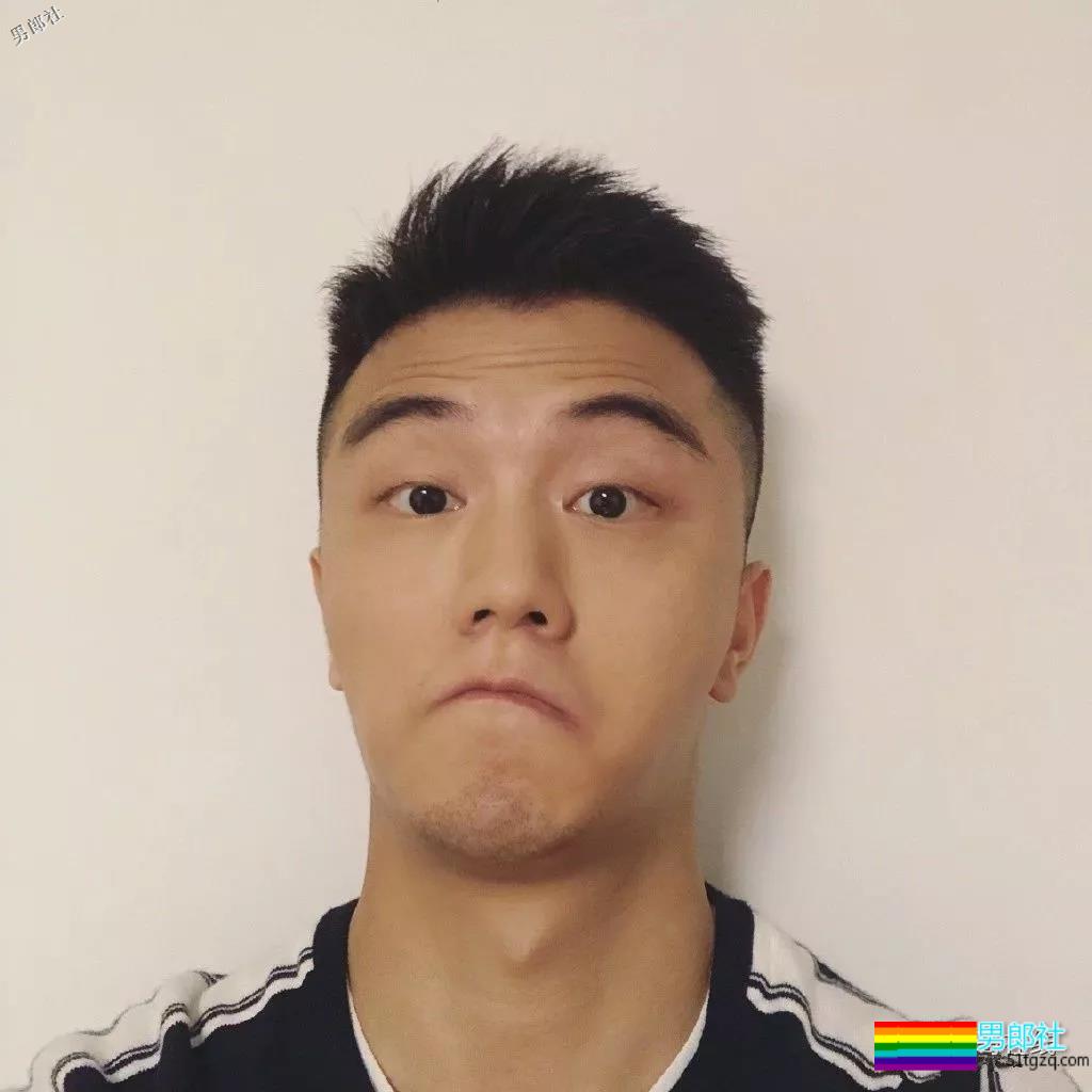 帅气体育生因名媛温泉合照走红！憨萌直小狼狗，长腿趬臀超吸睛！ - 51虹马