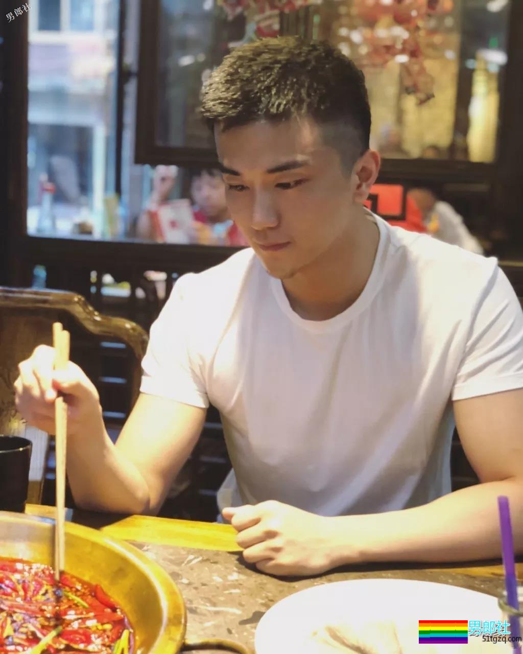 帅气体育生因名媛温泉合照走红！憨萌直小狼狗，长腿趬臀超吸睛！ - 51虹马