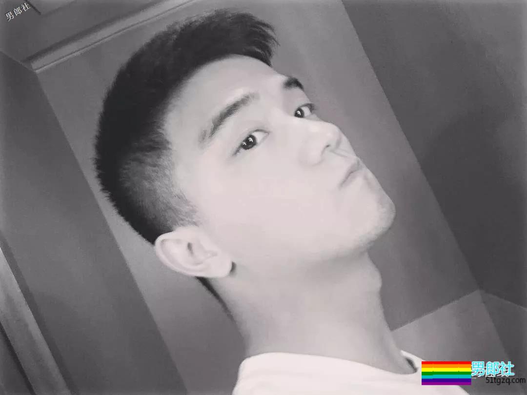 帅气体育生因名媛温泉合照走红！憨萌直小狼狗，长腿趬臀超吸睛！ - 51虹马