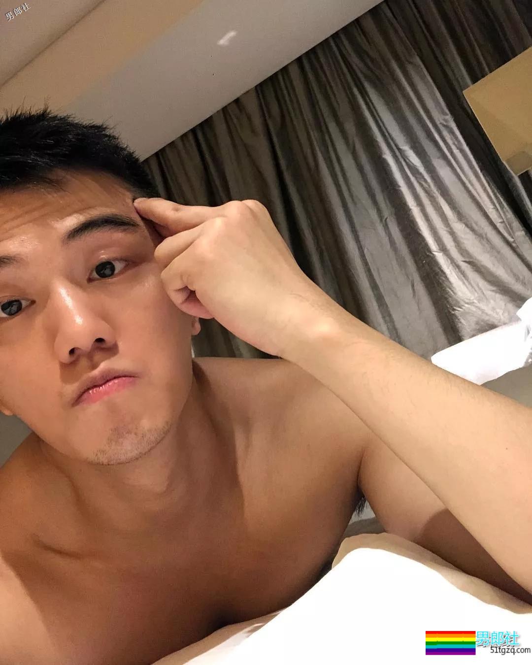 帅气体育生因名媛温泉合照走红！憨萌直小狼狗，长腿趬臀超吸睛！ - 51虹马