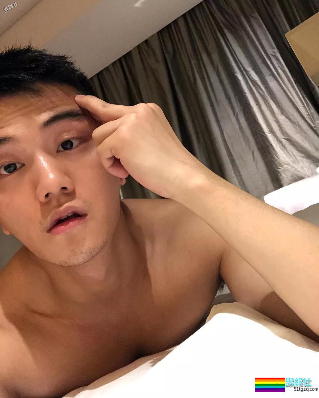 帅气体育生因名媛温泉合照走红！憨萌直小狼狗，长腿趬臀超吸睛！ - 51虹马