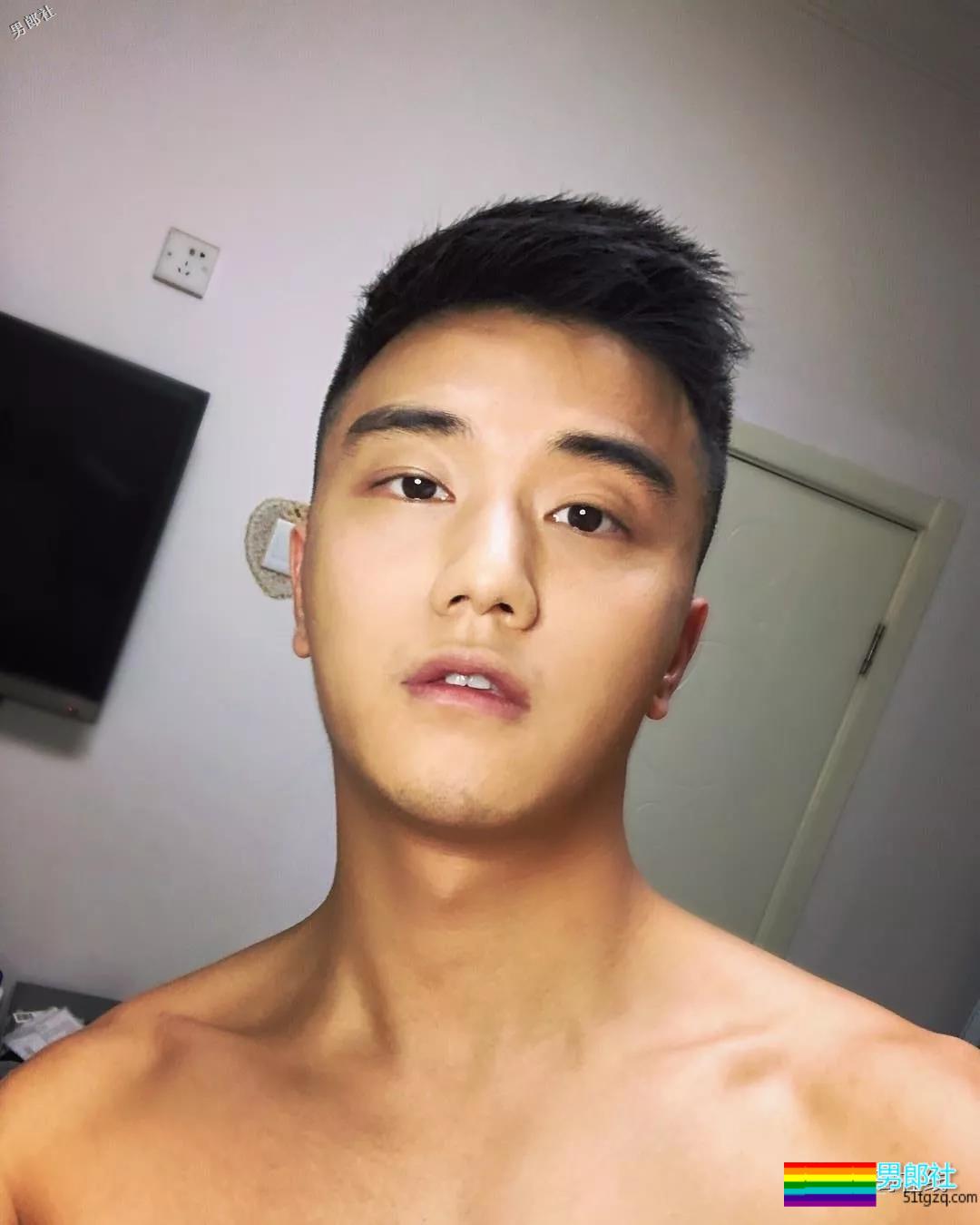 帅气体育生因名媛温泉合照走红！憨萌直小狼狗，长腿趬臀超吸睛！ - 51虹马