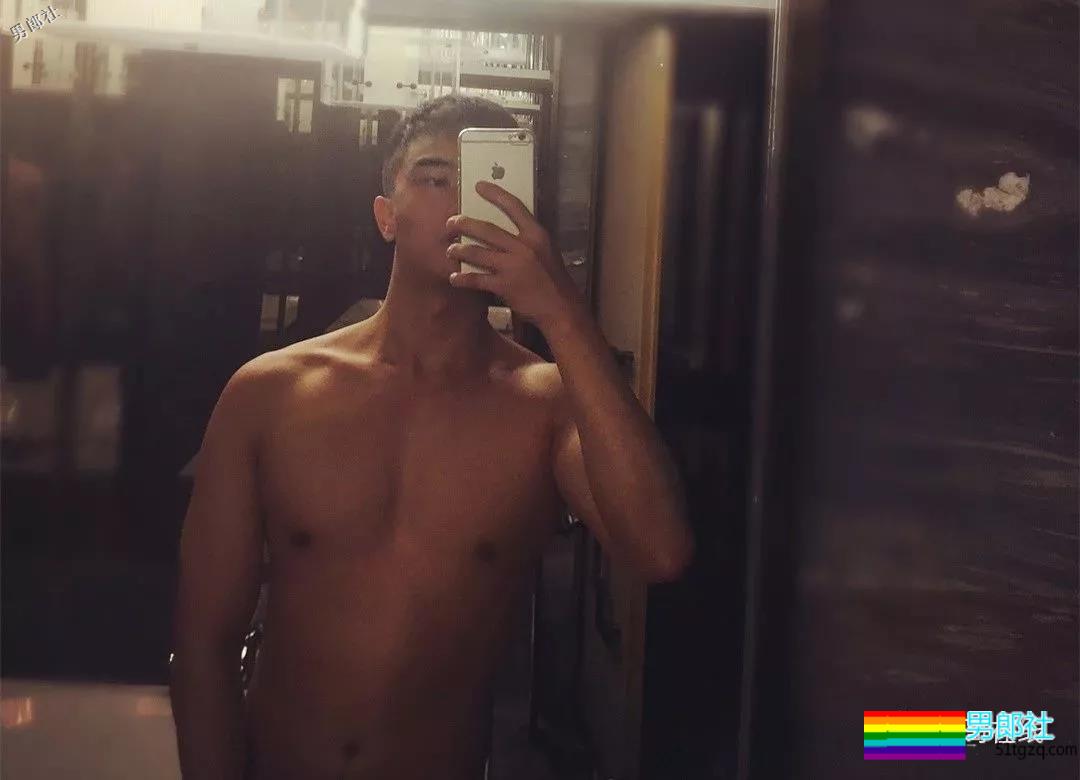 帅气体育生因名媛温泉合照走红！憨萌直小狼狗，长腿趬臀超吸睛！ - 51虹马