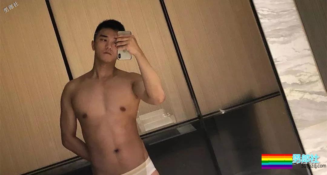 帅气体育生因名媛温泉合照走红！憨萌直小狼狗，长腿趬臀超吸睛！ - 51虹马