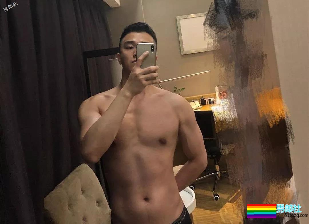 帅气体育生因名媛温泉合照走红！憨萌直小狼狗，长腿趬臀超吸睛！ - 51虹马