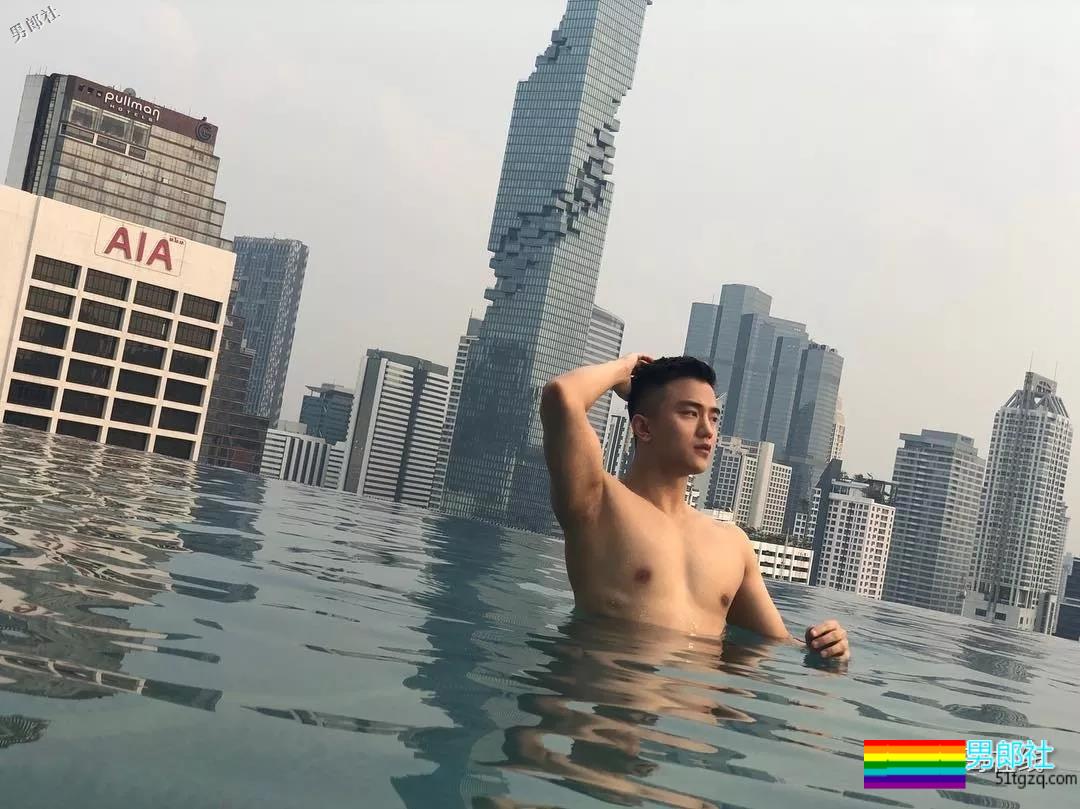 帅气体育生因名媛温泉合照走红！憨萌直小狼狗，长腿趬臀超吸睛！ - 51虹马