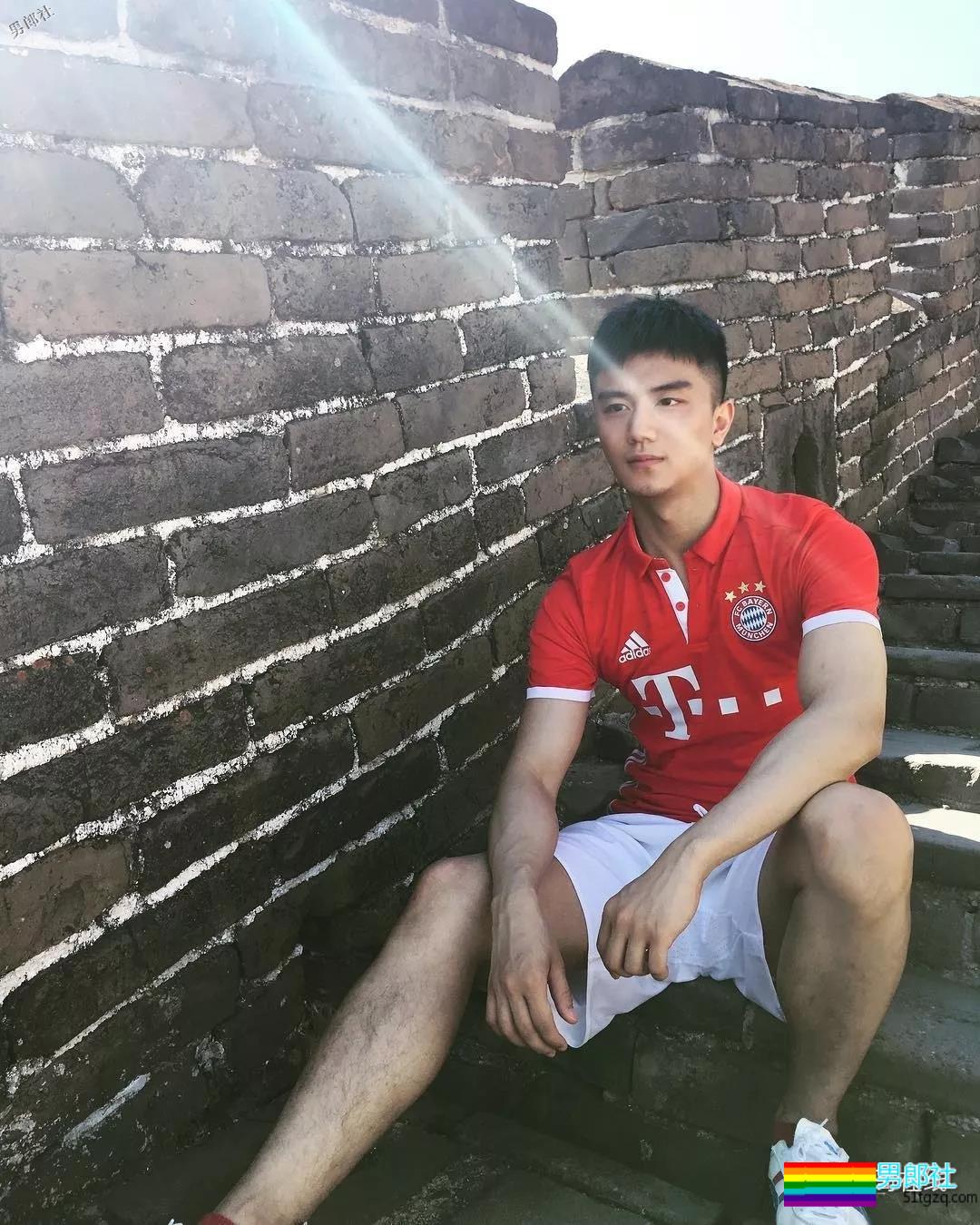 帅气体育生因名媛温泉合照走红！憨萌直小狼狗，长腿趬臀超吸睛！ - 51虹马