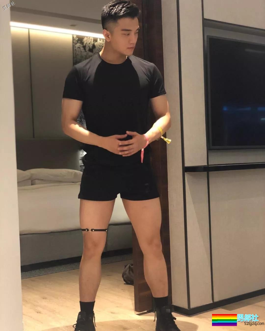 帅气体育生因名媛温泉合照走红！憨萌直小狼狗，长腿趬臀超吸睛！ - 51虹马