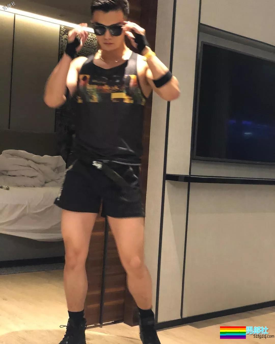 帅气体育生因名媛温泉合照走红！憨萌直小狼狗，长腿趬臀超吸睛！ - 51虹马