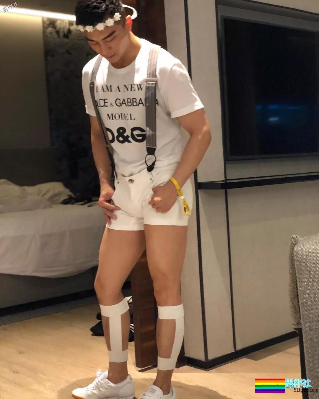 帅气体育生因名媛温泉合照走红！憨萌直小狼狗，长腿趬臀超吸睛！ - 51虹马