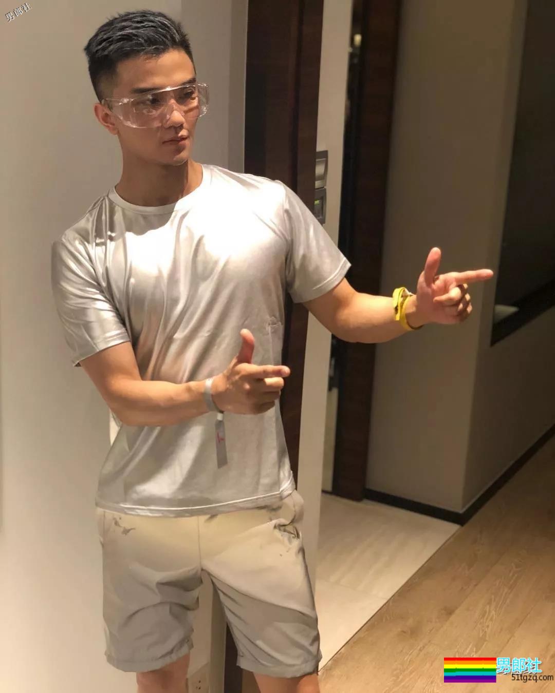 帅气体育生因名媛温泉合照走红！憨萌直小狼狗，长腿趬臀超吸睛！ - 51虹马