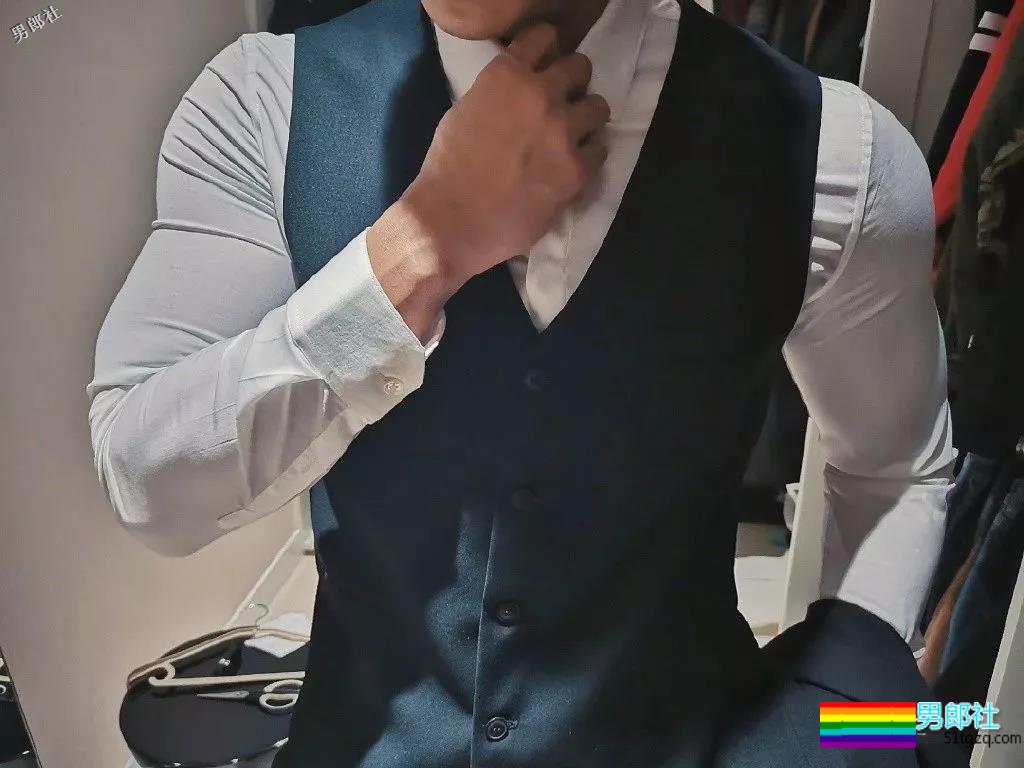 天菜正装私教爆肌公狗腰，和帅哥挤卫生间自拍，简直太会玩！-51虹马