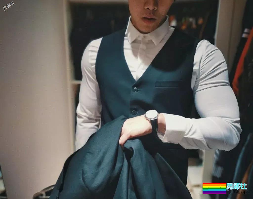 天菜正装私教爆肌公狗腰，和帅哥挤卫生间自拍，简直太会玩！ - 51虹马