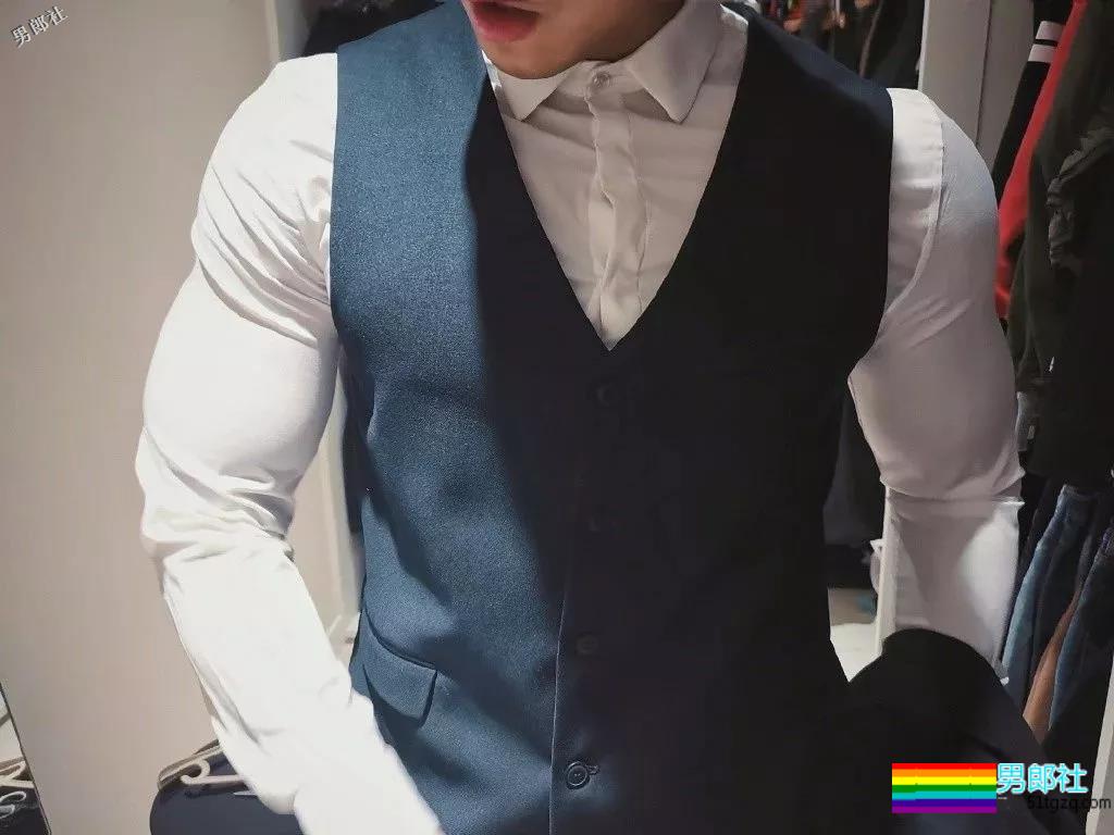 天菜正装私教爆肌公狗腰,和帅哥挤卫生间自拍,简直太会玩! - 51虹马 天菜正装私教爆肌公狗腰,和帅哥挤卫生间自拍,简直太会玩! - 51虹马