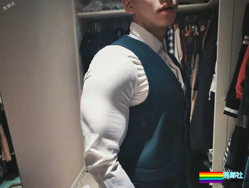 天菜正装私教爆肌公狗腰,和帅哥挤卫生间自拍,简直太会玩! - 51虹马 天菜正装私教爆肌公狗腰,和帅哥挤卫生间自拍,简直太会玩! - 51虹马