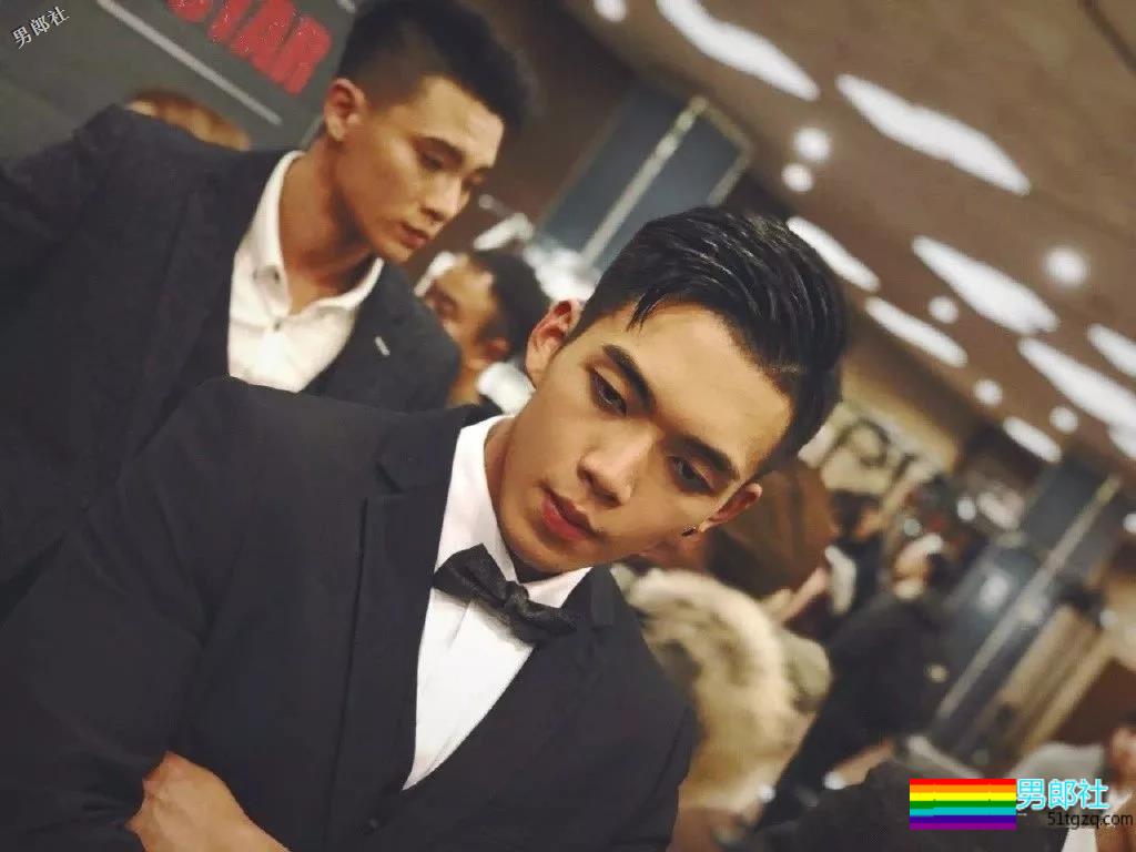 天菜正装私教爆肌公狗腰，和帅哥挤卫生间自拍，简直太会玩！ - 51虹马