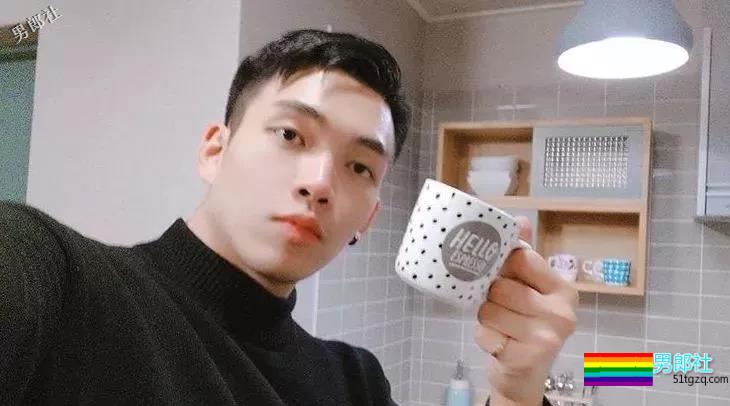 天菜正装私教爆肌公狗腰,和帅哥挤卫生间自拍,简直太会玩! - 51虹马 天菜正装私教爆肌公狗腰,和帅哥挤卫生间自拍,简直太会玩! - 51虹马