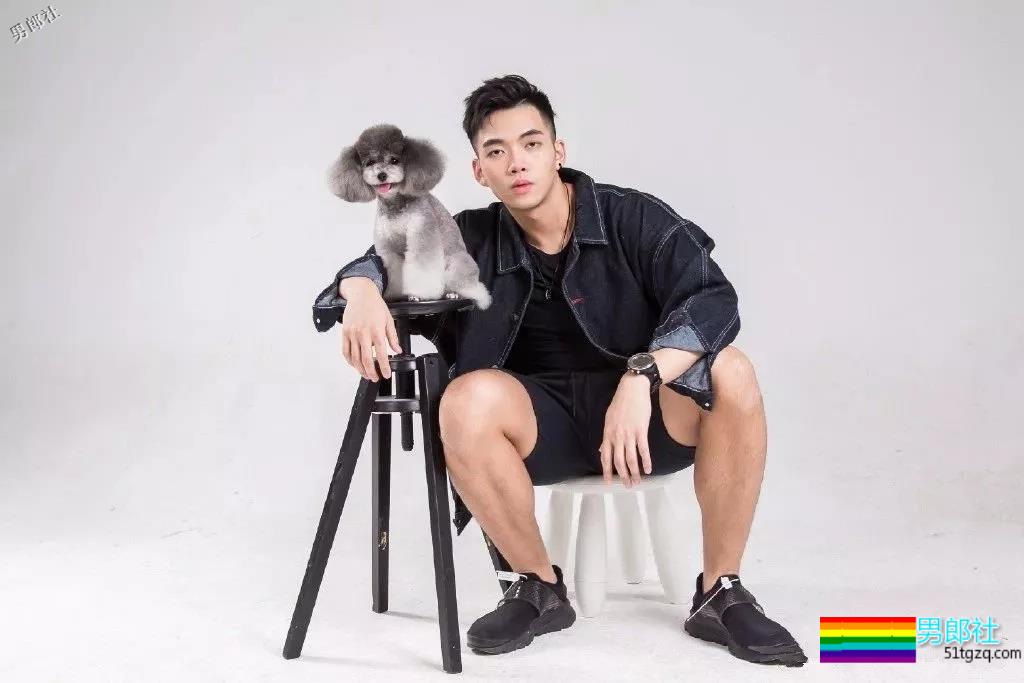 天菜正装私教爆肌公狗腰，和帅哥挤卫生间自拍，简直太会玩！ - 51虹马