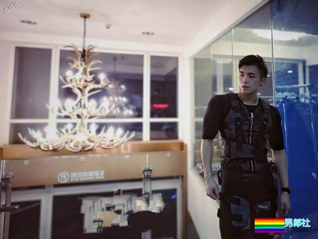 天菜正装私教爆肌公狗腰,和帅哥挤卫生间自拍,简直太会玩! - 51虹马 天菜正装私教爆肌公狗腰,和帅哥挤卫生间自拍,简直太会玩! - 51虹马