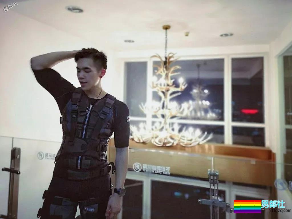 天菜正装私教爆肌公狗腰,和帅哥挤卫生间自拍,简直太会玩! - 51虹马 天菜正装私教爆肌公狗腰,和帅哥挤卫生间自拍,简直太会玩! - 51虹马