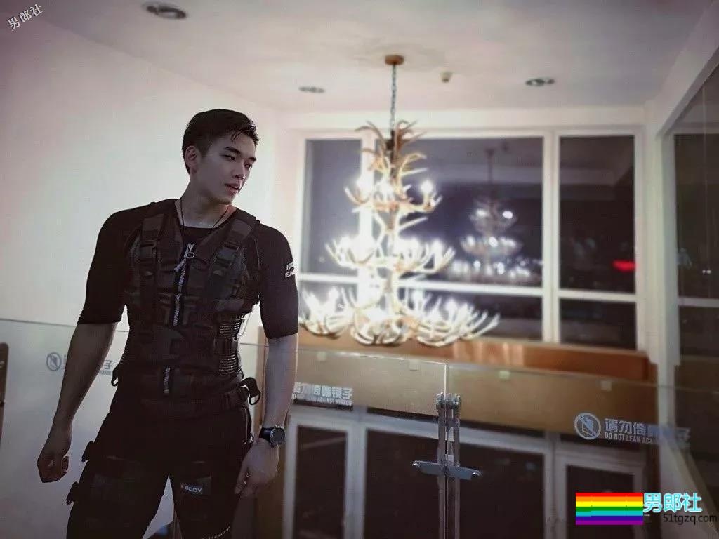 天菜正装私教爆肌公狗腰，和帅哥挤卫生间自拍，简直太会玩！ - 51虹马