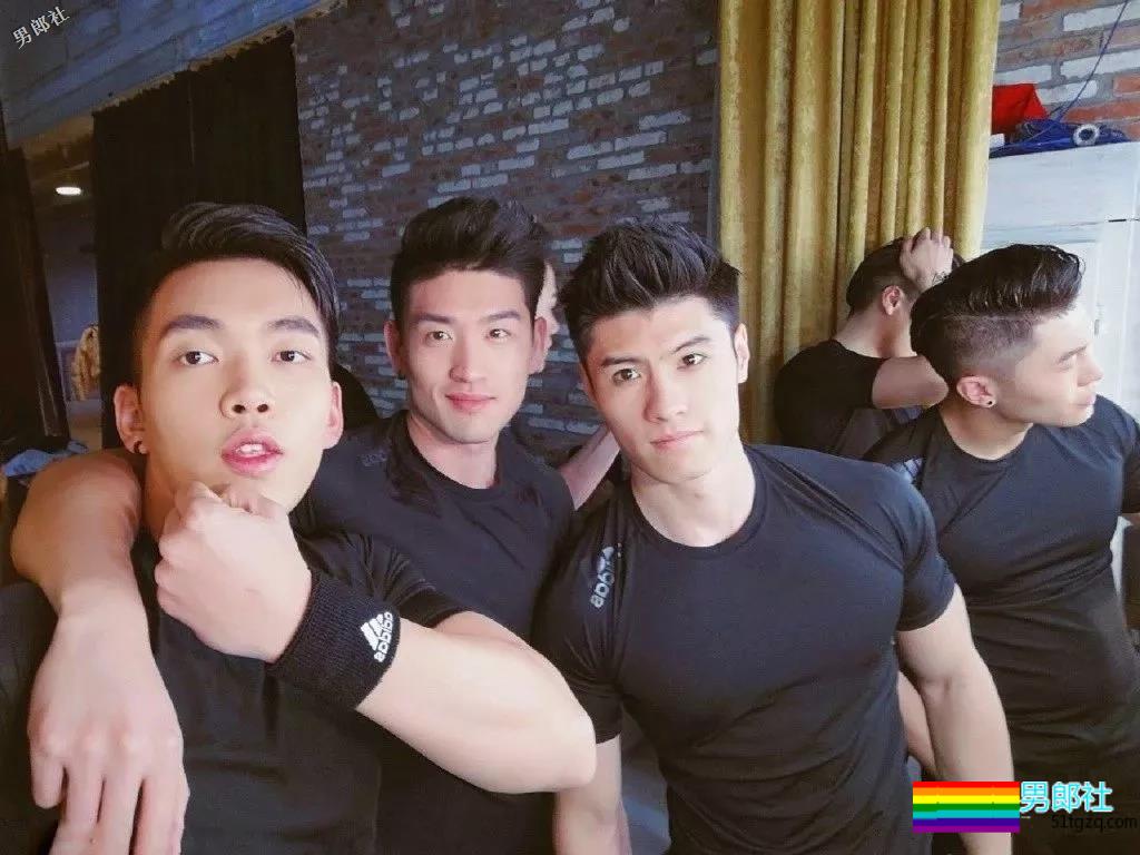 天菜正装私教爆肌公狗腰,和帅哥挤卫生间自拍,简直太会玩! - 51虹马 天菜正装私教爆肌公狗腰,和帅哥挤卫生间自拍,简直太会玩! - 51虹马