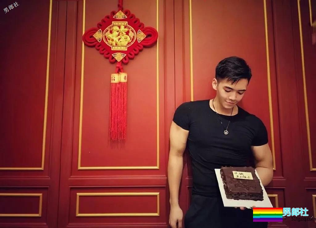 天菜正装私教爆肌公狗腰，和帅哥挤卫生间自拍，简直太会玩！ - 51虹马