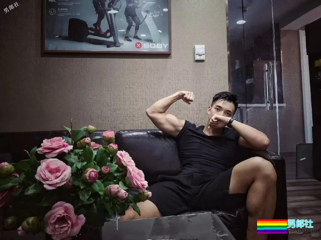 天菜正装私教爆肌公狗腰，和帅哥挤卫生间自拍，简直太会玩！ - 51虹马