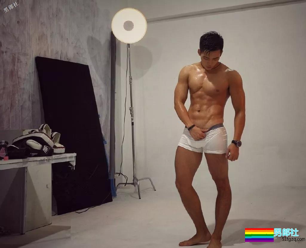 天菜正装私教爆肌公狗腰，和帅哥挤卫生间自拍，简直太会玩！ - 51虹马