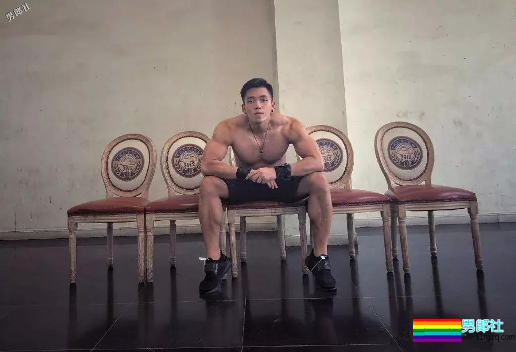 天菜正装私教爆肌公狗腰，和帅哥挤卫生间自拍，简直太会玩！ - 51虹马