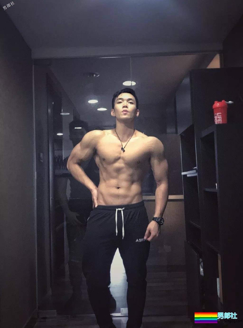 天菜正装私教爆肌公狗腰，和帅哥挤卫生间自拍，简直太会玩！ - 51虹马