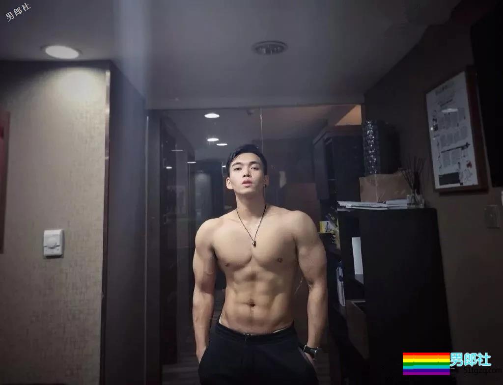 天菜正装私教爆肌公狗腰，和帅哥挤卫生间自拍，简直太会玩！ - 51虹马