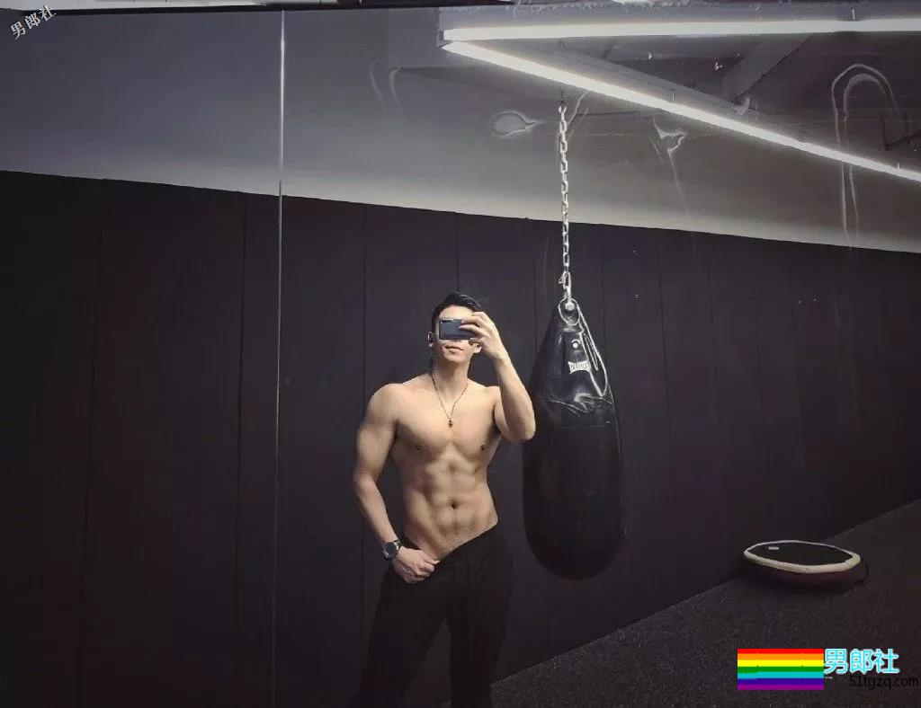 天菜正装私教爆肌公狗腰，和帅哥挤卫生间自拍，简直太会玩！ - 51虹马