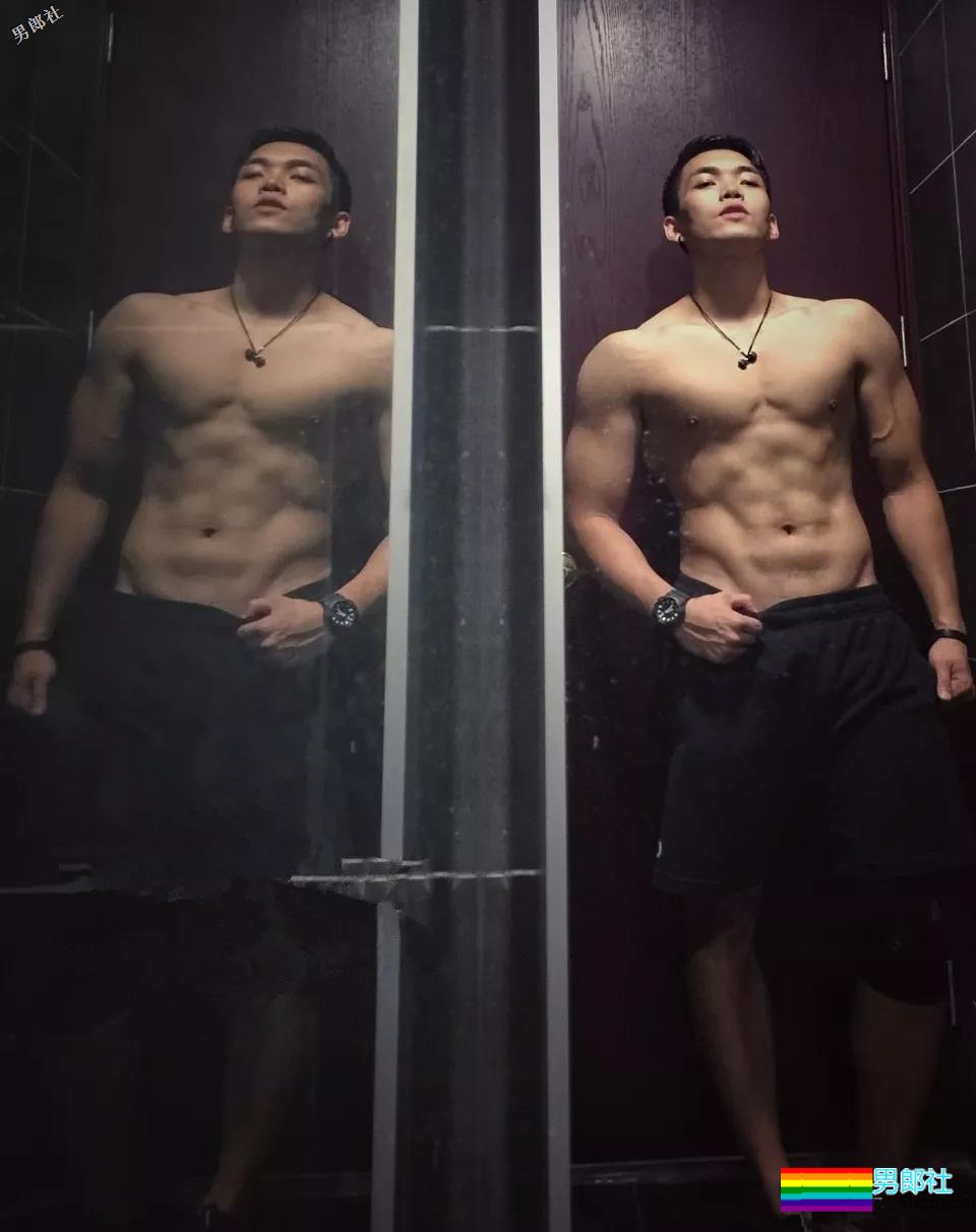 天菜正装私教爆肌公狗腰，和帅哥挤卫生间自拍，简直太会玩！ - 51虹马