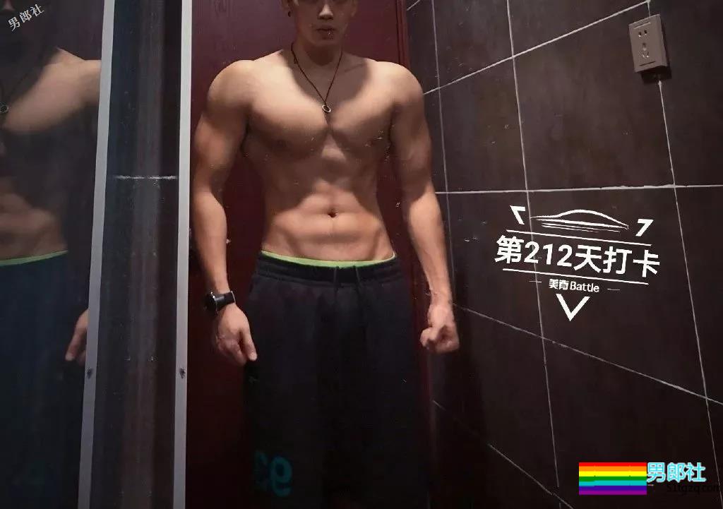 天菜正装私教爆肌公狗腰，和帅哥挤卫生间自拍，简直太会玩！ - 51虹马