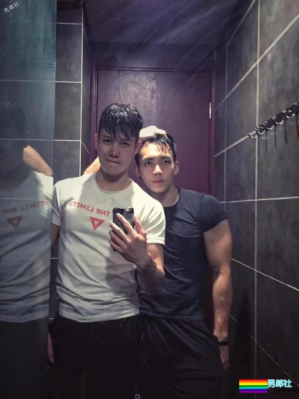 天菜正装私教爆肌公狗腰，和帅哥挤卫生间自拍，简直太会玩！ - 51虹马