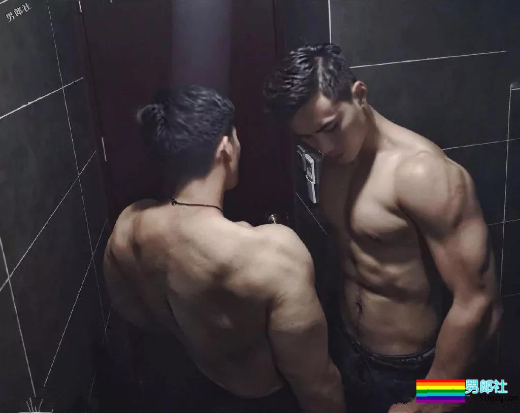 天菜正装私教爆肌公狗腰，和帅哥挤卫生间自拍，简直太会玩！ - 51虹马