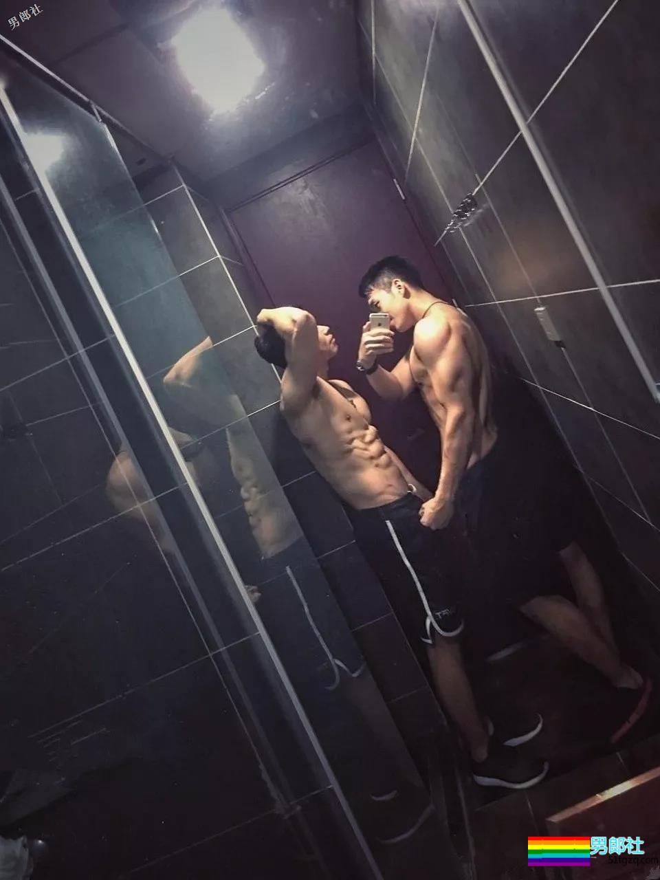 天菜正装私教爆肌公狗腰,和帅哥挤卫生间自拍,简直太会玩! - 51虹马 天菜正装私教爆肌公狗腰,和帅哥挤卫生间自拍,简直太会玩! - 51虹马