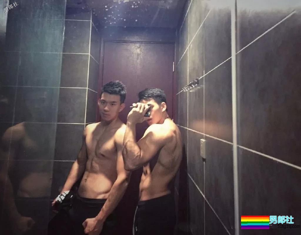 天菜正装私教爆肌公狗腰，和帅哥挤卫生间自拍，简直太会玩！ - 51虹马