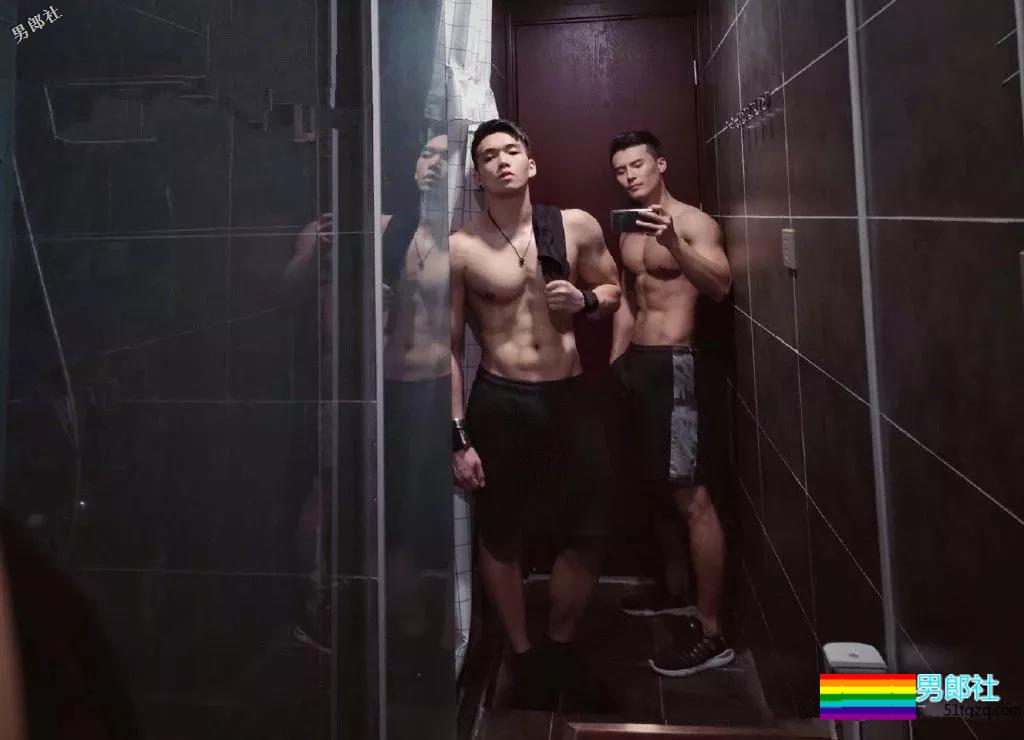 天菜正装私教爆肌公狗腰，和帅哥挤卫生间自拍，简直太会玩！ - 51虹马