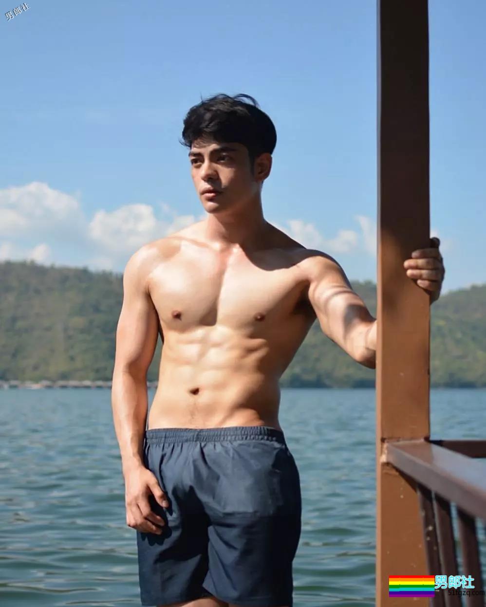 惨！鼻子再大也架不住被黑！筋肉网红遭P图…… - 51虹马